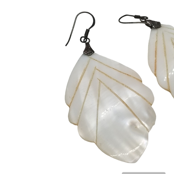 VINTAGE ART DECO CARVED MOTHER OF PEARL LEAF & STERLING SILVER HOOK EARRINGS - Picture 5 of 7